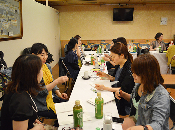 チームに分かれてディスカッション。