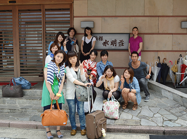 箱根の水明荘さんの前で記念撮影。