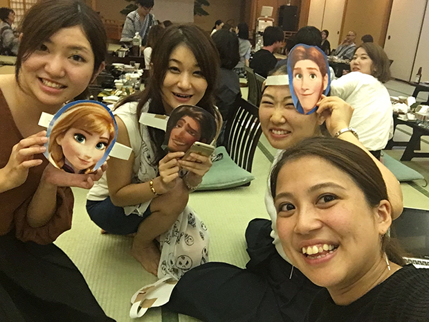 大座敷で夕食膳をいただきながら、アナ雪の寸劇を披露。