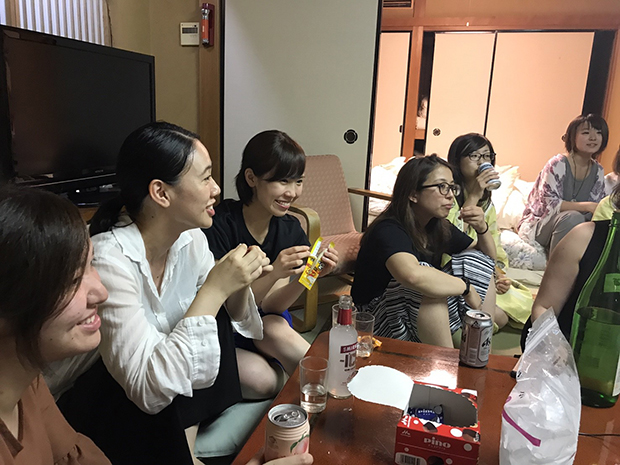 さらに夜も更け、よもやま話で酒宴がつづきます。