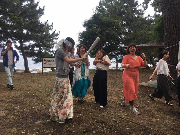 スイカ割りのチーム対抗戦。