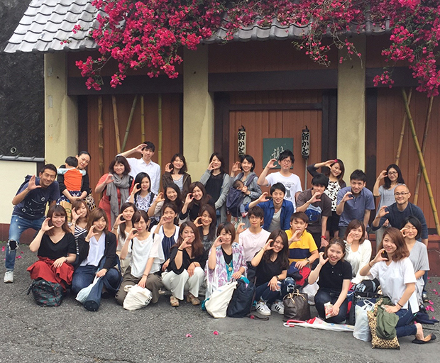 熱海の旅館前で記念撮影。