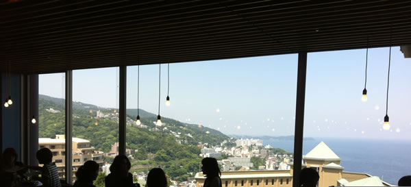 景色のきれいな展望レストランでランチ。