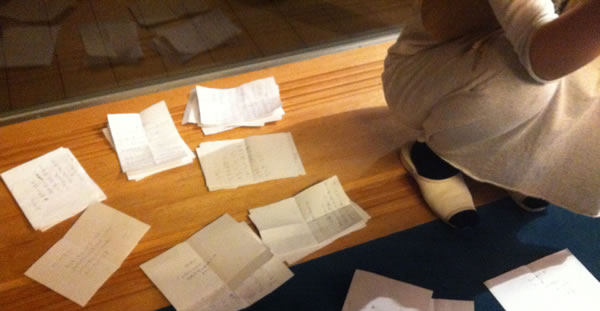 夕食中、仲間同士でのサンクスレター交換。