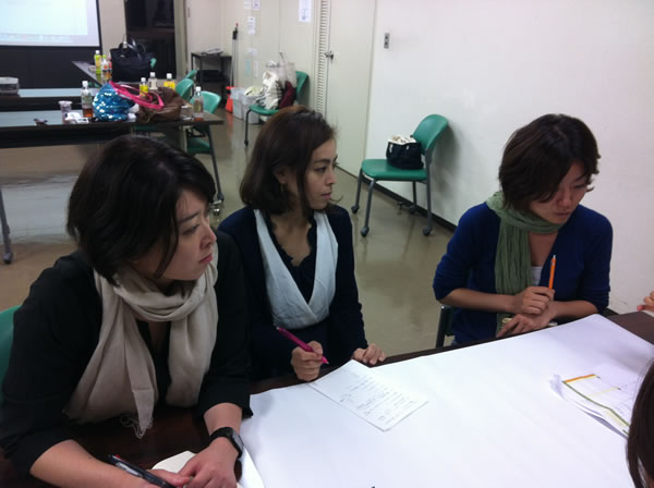 リーダーの話しに熱心に耳を傾けるスタッフ。